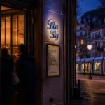 Blue sky - strasbourg : entrée du bar à 15 Rue d’Austerlitz, clients entrant