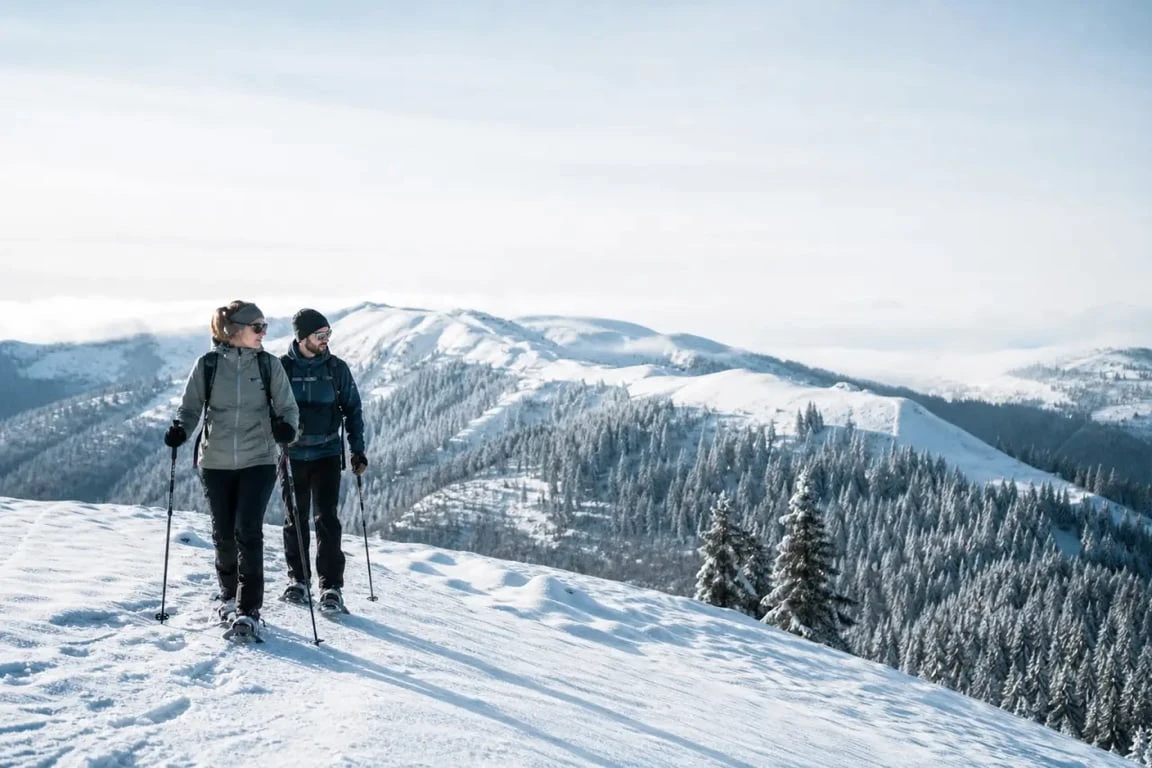 Randonnée en raquette dans les Vosges sur des crêtes enneigées