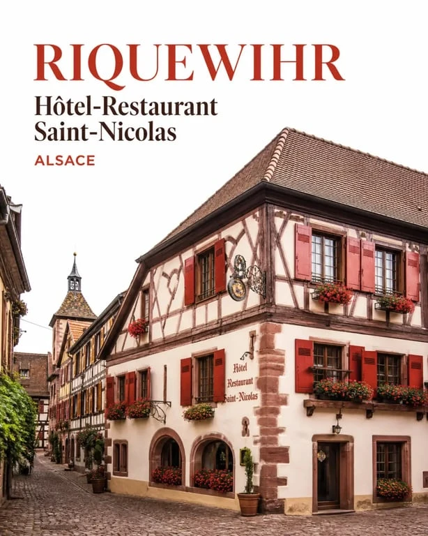 Hotel restaurant saint nicolas riquewihr alsace dans la cité historique, façade à colombages et ruelle pavée