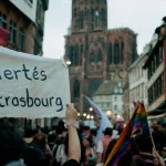 Pride Strasbourg : pancartes et drapeaux LGBTQI+ dans la rue du centre de Strasbourg