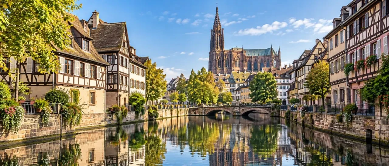 Alsace tourisme à Strasbourg, cathédrale Notre-Dame et maisons à colombages de la Petite France