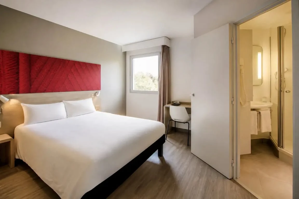 ibis colmar est hotel restaurant en alsace, chambre confortable climatisée avec salle de bains privative