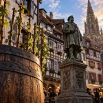 Place des tripiers à Strasbourg : tonneau en chêne et statue bronze de Liebenzeller
